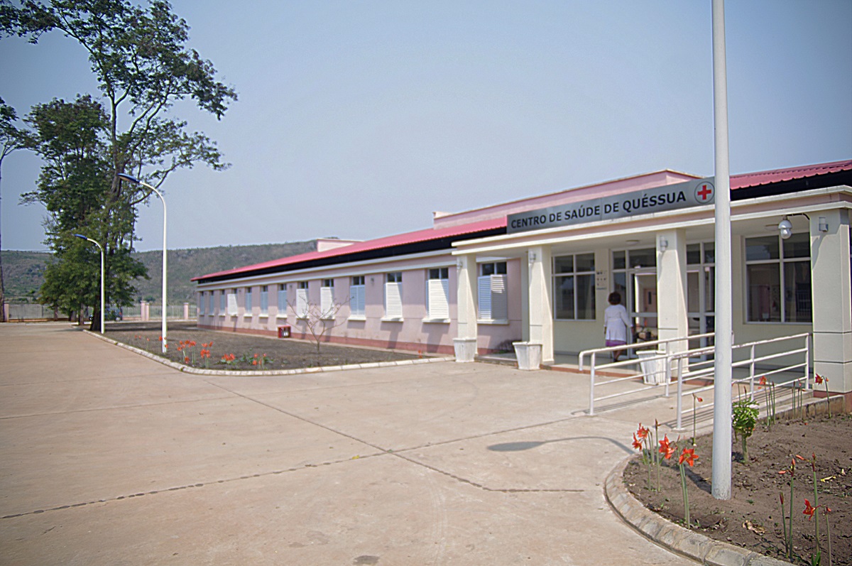 El Centro Médico de Quessua fue construido por el gobierno de Angola en 2015. La Conferencia Anual de Florida de La Iglesia Metodista Unida ha gestionado la presencia de médicos y técnicos, que han asistido al personal local ayudándoles en la prestación de servicio de salud a las comunidades vecinas a la misión y de Malanje. Foto Rev. Gustavo Vasquez, Noticias MU.