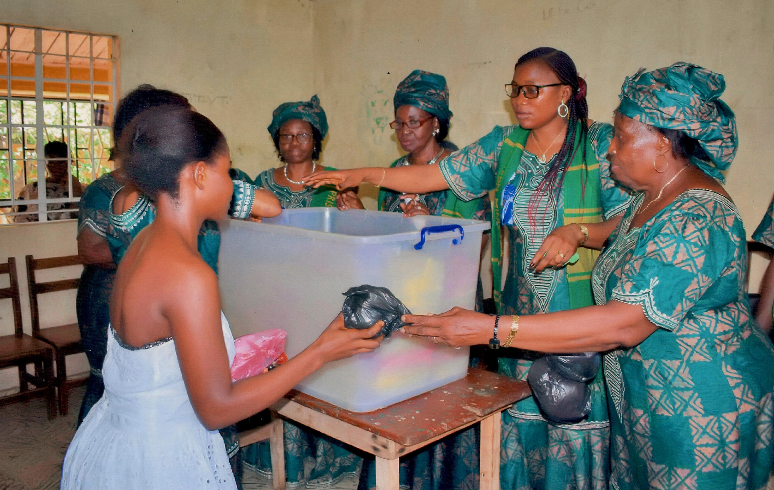 Members of the Sierra Leone Conference prison ministry serve a meal to a detainee at Kingtom Remand Home, a facility for juvenile offenders, in Freetown, Sierra Leone. Photo by Saidu Samura, Sierra Leone Correctional Services.