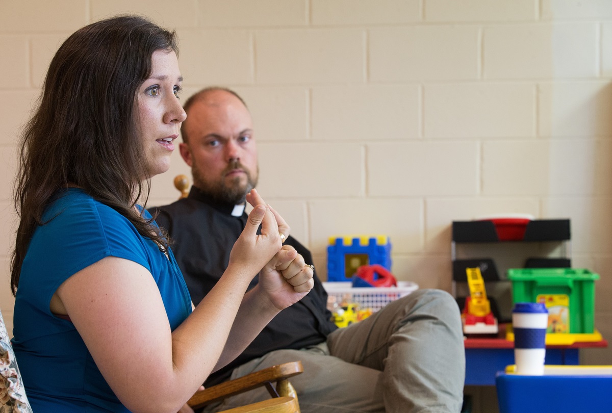 Rachael Porter e o Rev. David Johnston adotaram duas crianças que vieram de uma casa onde havia dependência de opiáceos. Johnston serve como pastor da Igreja Igreja Metodista Unida de Concord, em Atenas, Virgínia Ocidental. Rachael Porter e o Rev. David Johnston adotaram duas crianças que vieram de uma casa onde havia dependência de opiáceos. Johnston serve como pastor da Igreja Igreja Metodista Unida de Concord, em Atenas, Virgínia Ocidental.