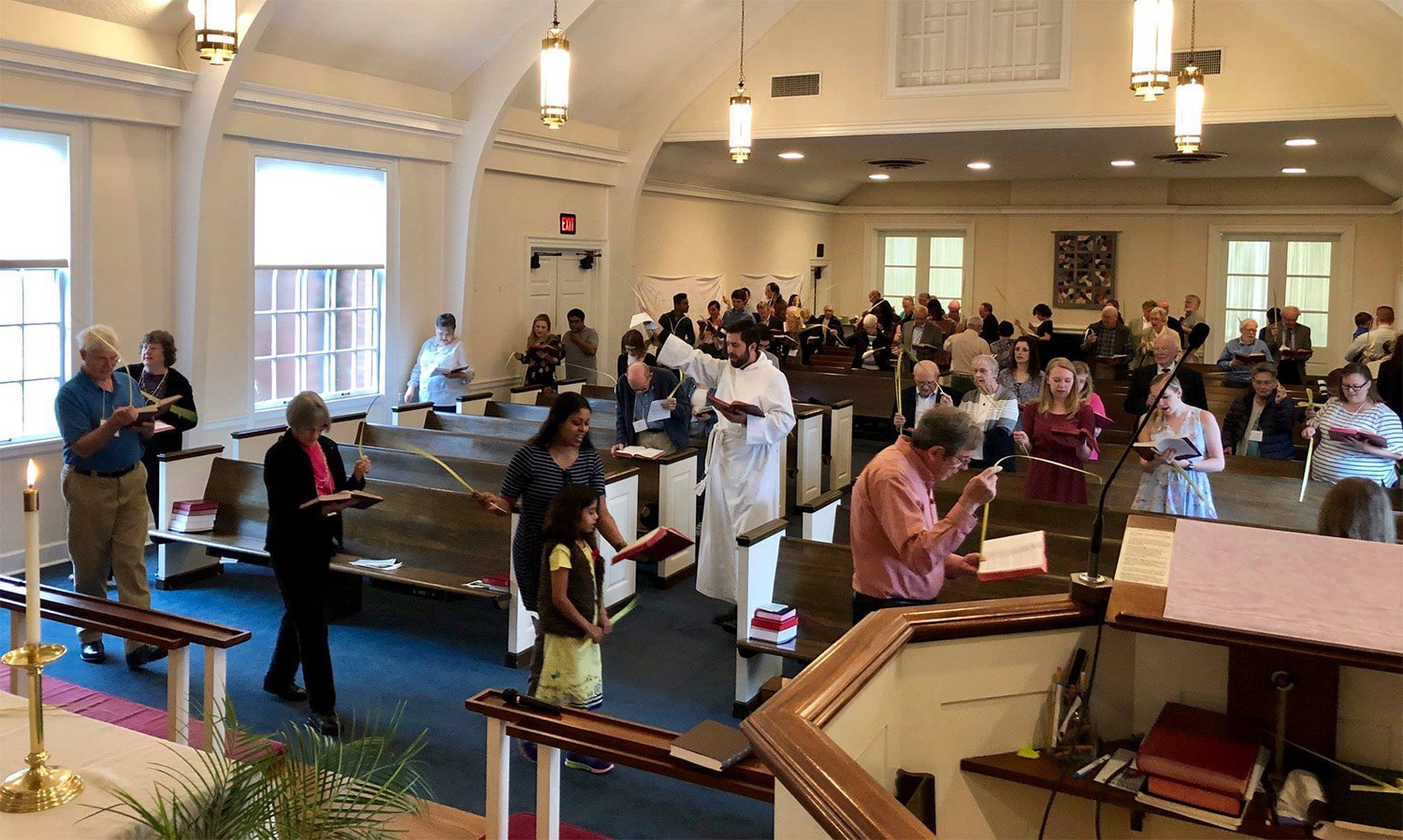 Cruzando barreiras linguísticas para o santuário em Charlottesville