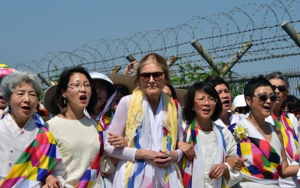 비무장지대를 행진하는 <비무장지대를 건너는 여성들>. 사무총장 크리스틴 안(왼쪽부터 네 번째), 사진 출처, Facebook CODEPINK.