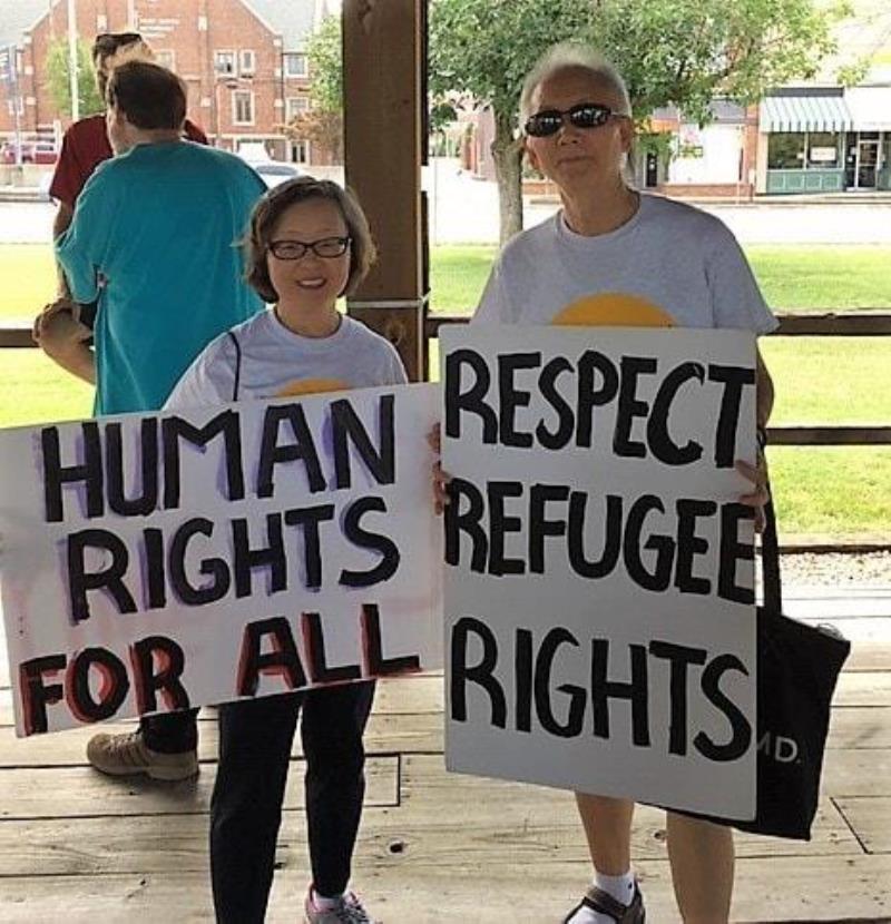 황인숙 목사와 황봉철 목사 부부가 인종차별과 이민자 차별을 반대하고, 구금된 서류미비자들과 연대하는 <카본데일 여리고 행진>에 참여하고 있다. 사진 제공, Barb Dunlap-Berg.