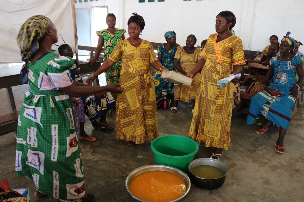 Les femmes leaders en séance de formation en art culinaire. Photo de François Omanyondo (UM News). Les femmes leaders en séance de formation en art culinaire. Photo de François Omanyondo (UM News).
