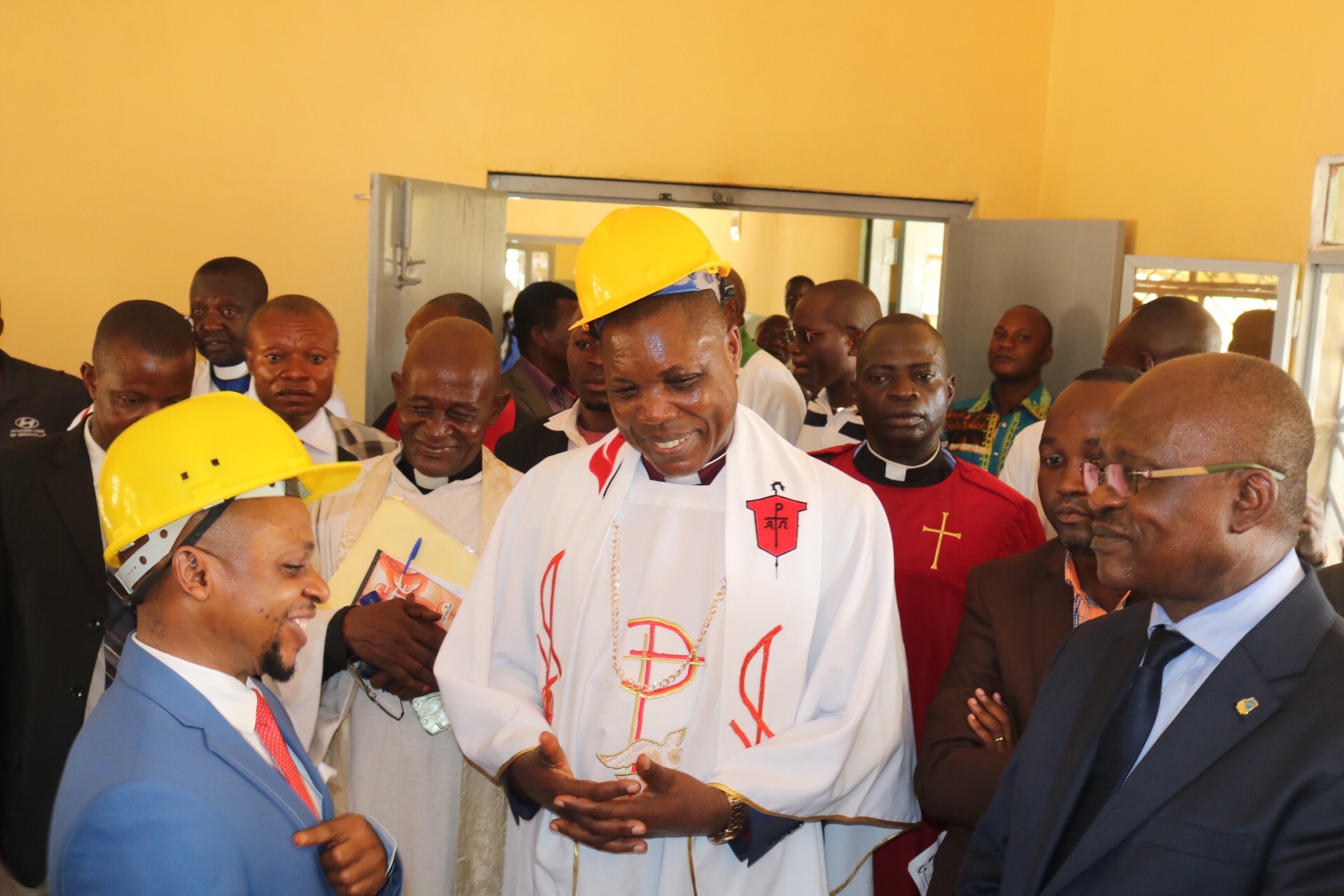 Quelques personnalités ayant procédé au lancement de la réhabilitation de l’hôpital. A partir de la gauche, l'honorable Charles Pungu Dimandja (en chapeau), Président de l'Assemblée provinciale du Sankuru, l’Evêque Daniel Lunge Onashuyaka, et le Dr. Luseke qui a fait don de 10 lits VIP à l’hôpital (en lunettes). Photo de François Omanyondo, UM News.