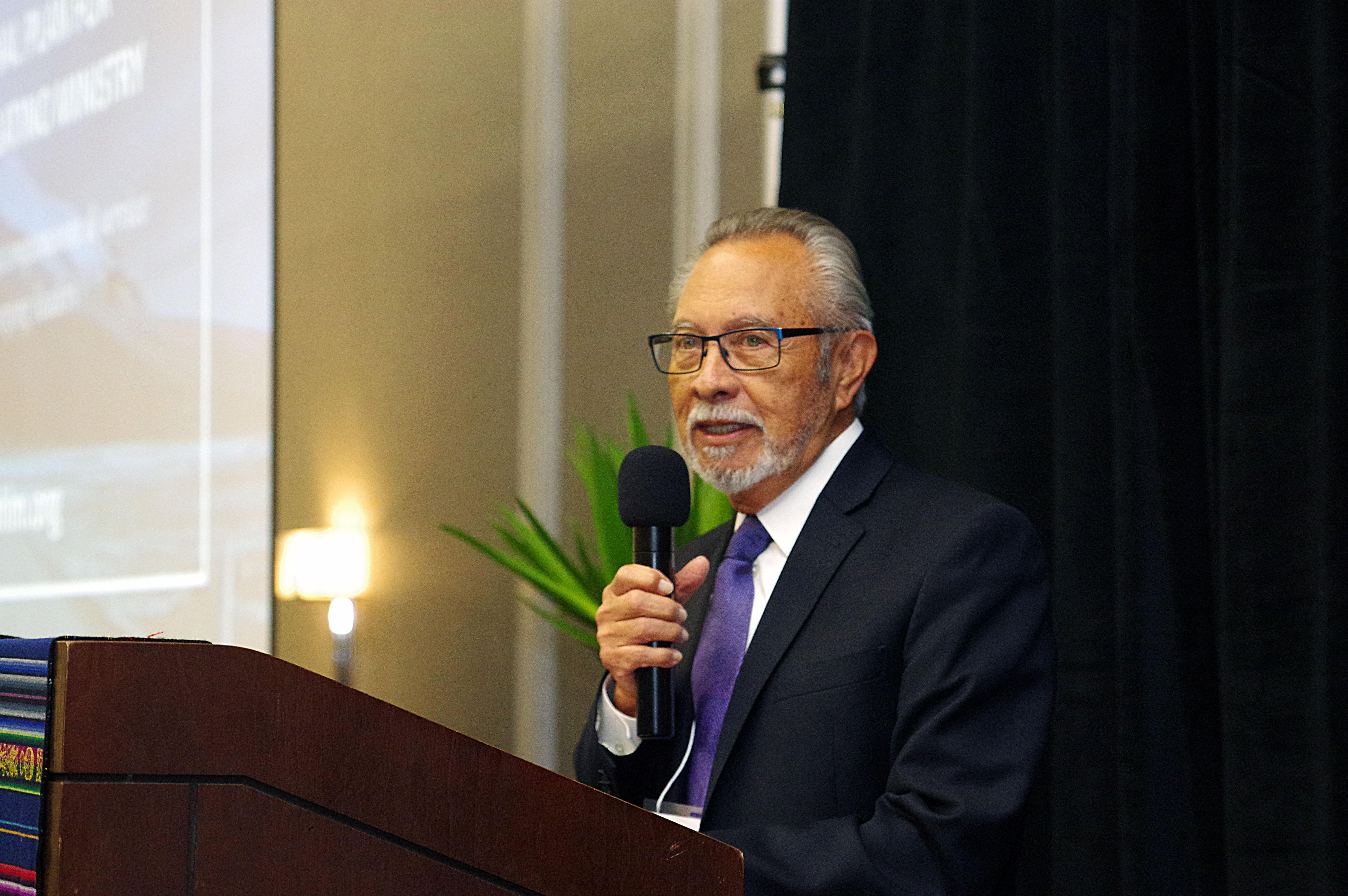 El Obispo Elías Galván, Director Ejecutivo de MARCHA , da la bienvenida a los asistentes y comparte un mensaje de introducción al inicio de la 48va asamblea anual del caucus. Foto Rev. Gustavo Vasquez, Noticias MU.
