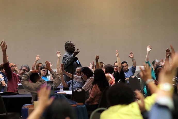 Al final de cada asamblea los miembros de MARCHA someten a votación, propuestas para las conferencias generales, cambios legislativos internos, declaraciones conjuntas y acciones colectivas como caucus. La foto muestra el momento en que una de las propuestas es sometida a votación en la asamblea plenaria. Foto: Michelle Maldonado, UMCOM.