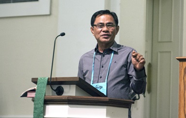 El Obispo Rodolfo Alfonso "Rudy" Juan, quien dirige el área de Davao al sur de Filipinas, predica en la reunión de la Comisión de la Conferencia General en Lexington, KY. Juan expresó su decepción por la decisión de no celebrar la Conferencia General de 2024 en Filipinas. Foto por Heather Hahn, Noticias MU. El Obispo Rodolfo Alfonso "Rudy" Juan, quien dirige el área de Davao al sur de Filipinas, predica en la reunión de la Comisión de la Conferencia General en Lexington, KY. Juan expresó su decepción por la decisión de no celebrar la Conferencia General de 2024 en Filipinas. Foto por Heather Hahn, Noticias MU.