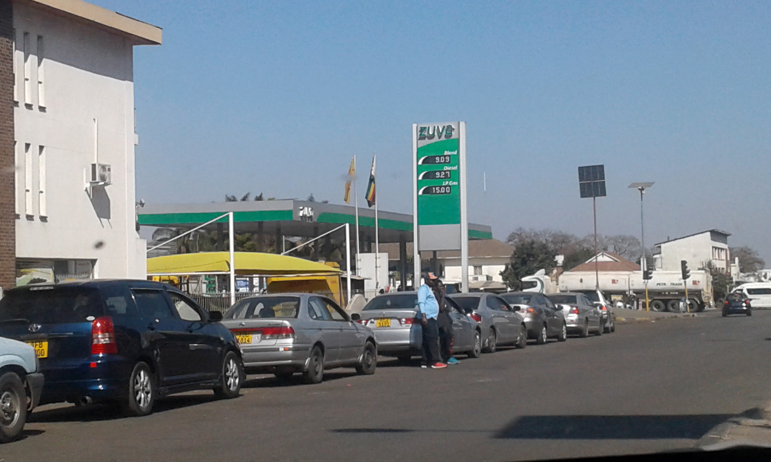 Motorists queueing fro fuel in Zimbabwe in this undated photo. The country power crisis is threatening the already fragile economy. www.theexchange.africa