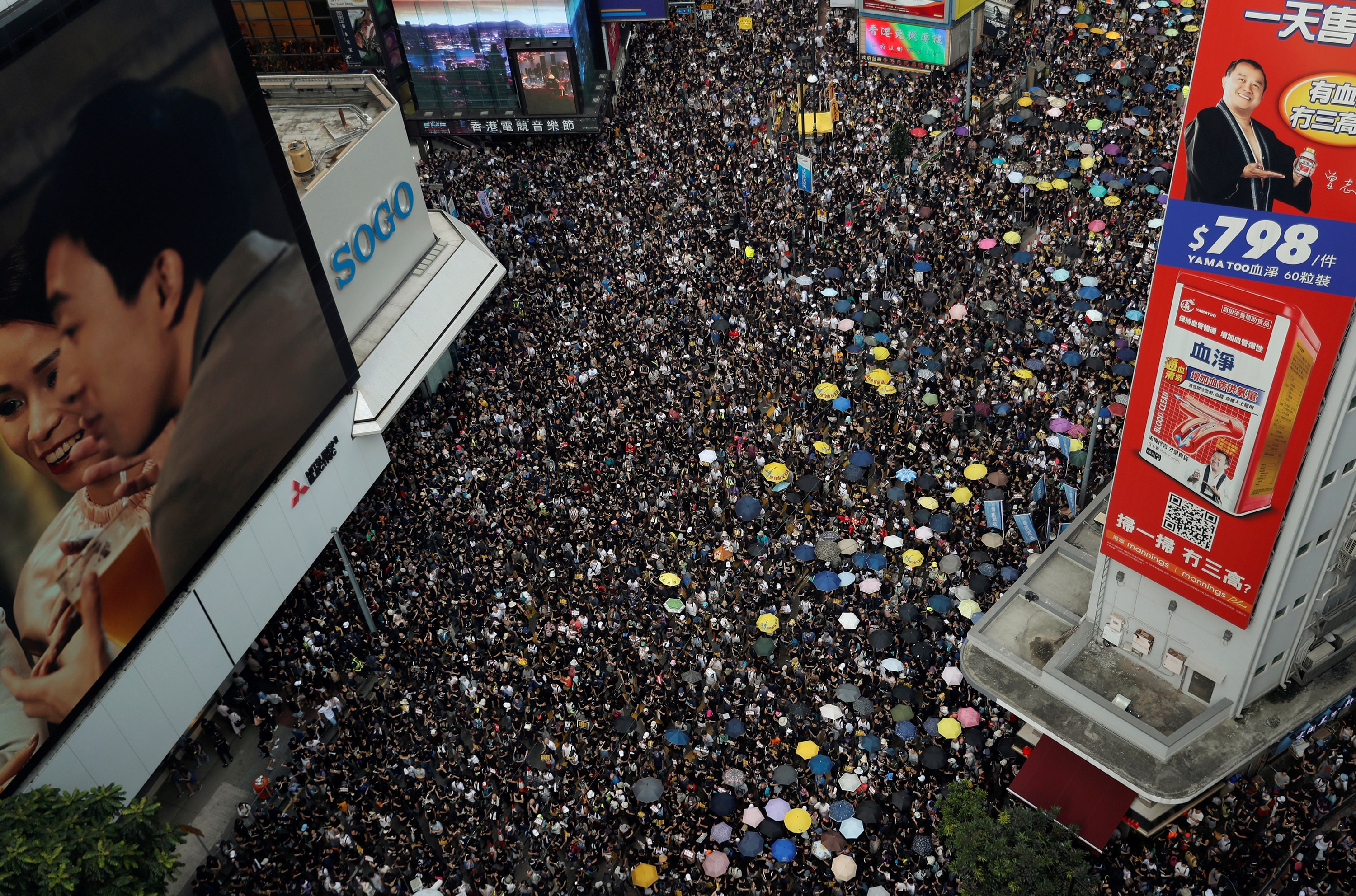 Anti-extradition demonstrators march to call for democratic reforms, in Hong Kong, China, July 21, 2019. REUTERS/Tyrone Siu.