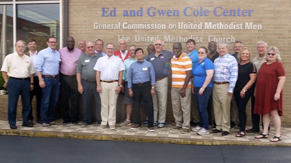 Ministerio para los Hombres, Desarrollo de Liderazgo, Renovación de la Iglesia Los miembros de la junta de gobierno y el personal de la Comisión General de Hombres Metodistas Unidos se reúnen frente a su oficina en Music Row en Nashville. Foto cortesía de la Comisión General de Hombres Metodistas Unidos.