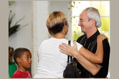 El Rev. Shawn Moses (derecha) de la Primera Iglesia Metodista Unida Grace en Nueva Orleans, le da la bienvenida a una nueva familia que se une a la iglesia. Foto por Kathy L. Gilbert, Noticias MU. El Rev. Shawn Moses (derecha) de la Primera Iglesia Metodista Unida Grace en Nueva Orleans, le da la bienvenida a una nueva familia que se une a la iglesia. Foto por Kathy L. Gilbert, Noticias MU.