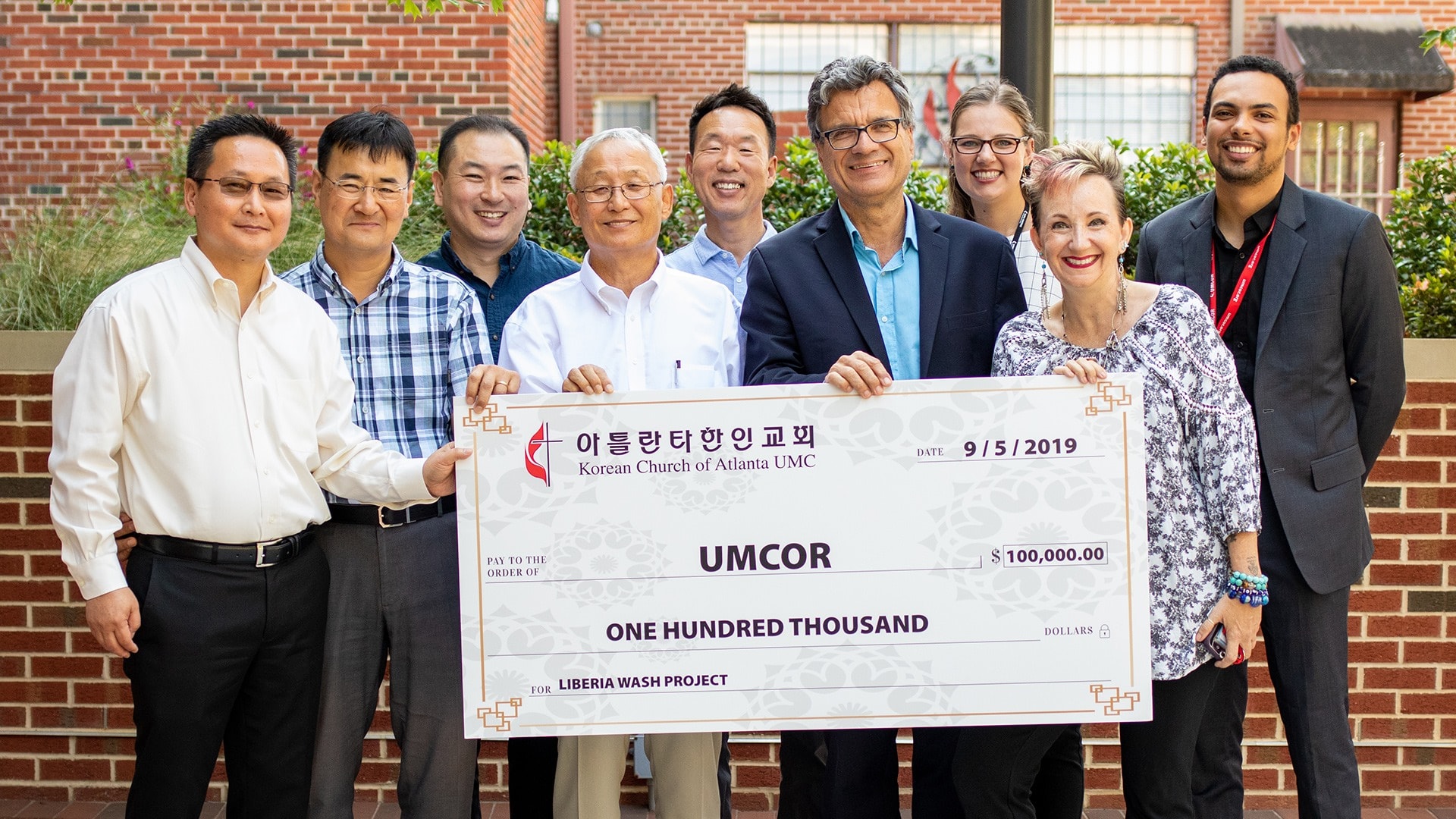 아틀란타한인교회가 교회 창립 50주년을 맞아 감사의 뜻으로, 연합감리교구호위원회에 10만 불을 전달했다. 이 헌금은 라이베리아의 학교 10곳과 지역공동체 14곳을 지원하는 데 사용된다. 9개의 새 우물과 10개의 우물 개보수, 우물을 위한 4개의 관정 및 3곳의 화장실 시설과 3곳의 세면시설 등을 지원하는 데 쓰이게 된다. (사진 왼쪽 두 번째) 김세환 목사와 아틀란타 한인교회 교인들 그리고 (체크를 들고 있는 가운데) 세계선교부 총무 토마스 켐퍼. 사진 제공, 총회세계선교부 연합감리교회구호위원회.