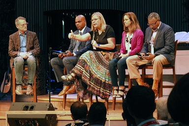 Pat Luna habla durante un panel de discusión durante el Instituto de Liderazgo celebrado en la Iglesia Metodista Unida de la Resurrección en Leawood, Kansas, del 25 al 27 de septiembre. A ella se unieron los reverendos/as Adam Hamilton, Junius B. Dotson, Ginger Gaines-Cirelli y Michael Bowie. El evento de este año se centró en la conservación, pero considerando la reforma en La Iglesia Metodista Unida. Foto por Sam Hodges, Noticias MU. Pat Luna habla durante un panel de discusión durante el Instituto de Liderazgo celebrado en la Iglesia Metodista Unida de la Resurrección en Leawood, Kansas, del 25 al 27 de septiembre. A ella se unieron los reverendos/as Adam Hamilton, Junius B. Dotson, Ginger Gaines-Cirelli y Michael Bowie. El evento de este año se centró en la conservación, pero considerando la reforma en La Iglesia Metodista Unida. Foto por Sam Hodges, Noticias MU.