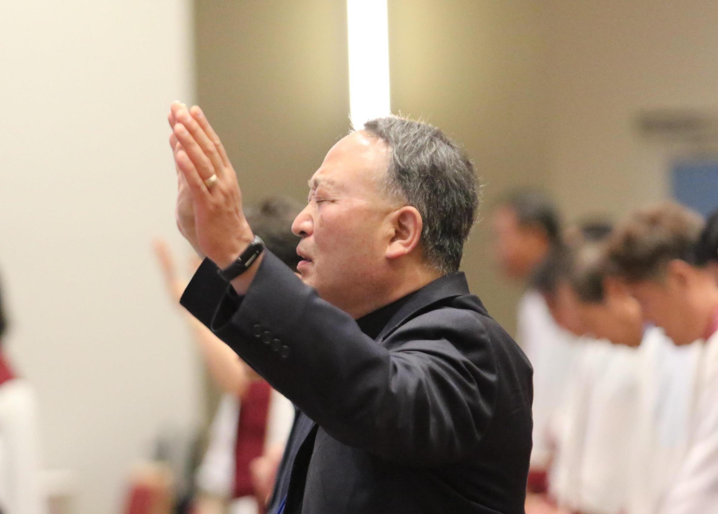 이성호 목사가 2019년 4월 한인총회 기간에 기도하는 모습. 사진 김응선 목사, 연합감리교뉴스.