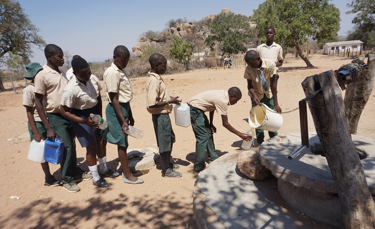 Pénurie d’eau au cours secondaire Chapanduka, une école Méthodiste Unie de Buhera (Zimbabwe). Les élèves passent souvent les heures de cours en rang dehors afin de remplir des seaux d'eau. Photo de Kudzai Chingwe, UM News. Pénurie d’eau au cours secondaire Chapanduka, une école Méthodiste Unie de Buhera (Zimbabwe). Les élèves passent souvent les heures de cours en rang dehors afin de remplir des seaux d'eau. Photo de Kudzai Chingwe, UM News.