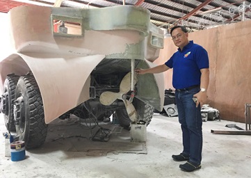 Julius Caesar V. Sicat, director regional del Departamento de Ciencia y Tecnología de Filipinas, junto a un prototipo de vehículo anfibio de rescate diseñado para salvar vidas en caso de grandes inundaciones. Foto cortesía de Ryan de Lara. Julius Caesar V. Sicat, director regional del Departamento de Ciencia y Tecnología de Filipinas, junto a un prototipo de vehículo anfibio de rescate diseñado para salvar vidas en caso de grandes inundaciones. Foto cortesía de Ryan de Lara.