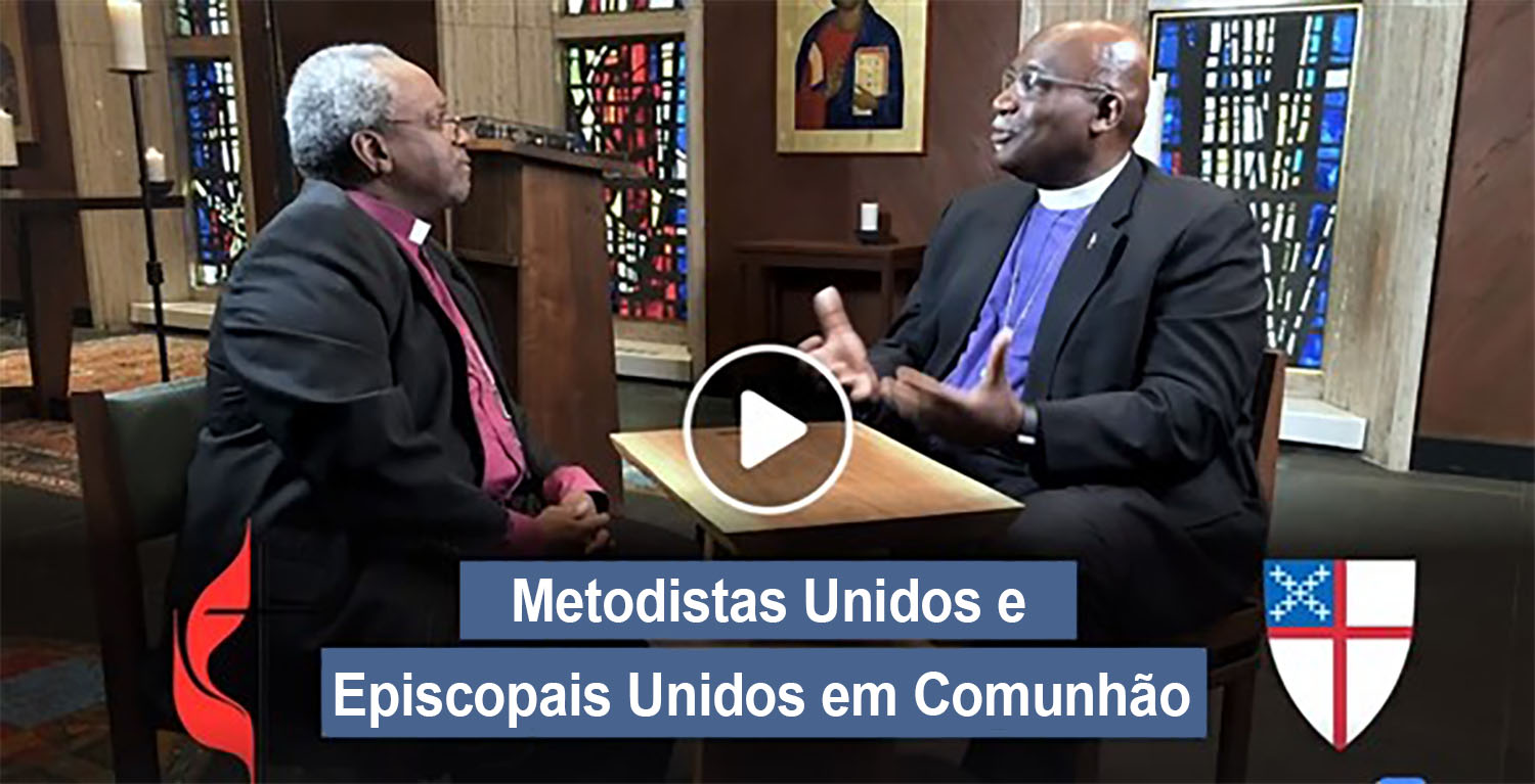 O bispo Gregory Palmer (co-presidente da comissão de diálogo) e o bispo presidente da Igreja Episcopal Michael Curry discutem a plena comunhão entre as duas denominações. Foto cedida pelo Concílio de Bispos da Igreja Metodista Unida.