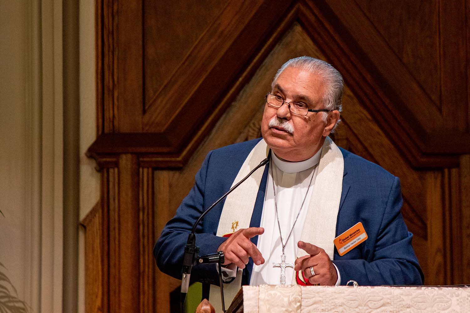 El Obispo Héctor F. Ortiz-Vidal de la Iglesia Metodista de Puerto Rico, predica el sermón durante el culto de apertura de la reunión de la Junta de Directores de Ministerios Globales en otoño de 2019. Foto por Anthony Trueheart.