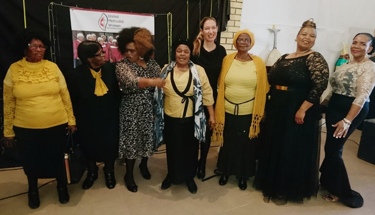 Mulheres Metodistas Unidas posam depois de empoderar-se uma a outra. Foto de Rev. Maureen Fligan.