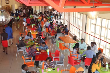 Los/as estudiantes comen en la cafetería de la Universidad de África, que sirve a unas 1.200 personas durante el almuerzo y la cena. Para manejarse en tiempos económicos difíciles, el departamento de servicios de alimentos ha estado suministrando alimentos y administrando porciones. Foto por Eveline Chikwanah, Noticias MU. Los/as estudiantes comen en la cafetería de la Universidad de África, que sirve a unas 1.200 personas durante el almuerzo y la cena. Para manejarse en tiempos económicos difíciles, el departamento de servicios de alimentos ha estado suministrando alimentos y administrando porciones. Foto por Eveline Chikwanah, Noticias MU.