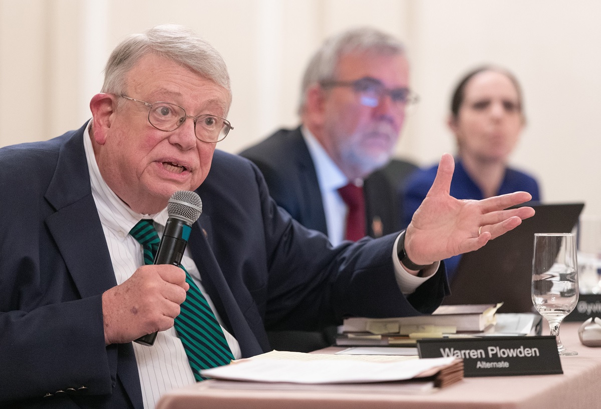 Warren Plowden (izquierda), miembro del Concilio Judicial Metodista Unido, hace una pregunta sobre la investigación de la votación incorrecta durante la Conferencia General Metodista Unida de 2019. Estaba interrogando al Obispo Kenneth H. Carter, presidente del Concilio de Obispos de la denominación, y a William Waddell, asesor legal del Concilio, durante una audiencia oral en la reunión del Concilio Judicial en Evanston, Illinois. Foto por Mike DuBose, Noticias MU. Warren Plowden (izquierda), miembro del Concilio Judicial Metodista Unido, hace una pregunta sobre la investigación de la votación incorrecta durante la Conferencia General Metodista Unida de 2019. Estaba interrogando al Obispo Kenneth H. Carter, presidente del Concilio de Obispos de la denominación, y a William Waddell, asesor legal del Concilio, durante una audiencia oral en la reunión del Concilio Judicial en Evanston, Illinois. Foto por Mike DuBose, Noticias MU.