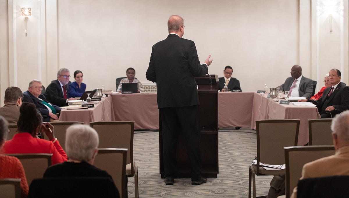 El Obispo Kenneth H. Carter habla durante una audiencia oral antes de la reunión del Concilio Judicial Metodista Unido en Evanston, Illinois. Carter es presidente del Concilio de Obispos/as de la denominación. Foto de Mike DuBose, Notcias MU. El Obispo Kenneth H. Carter habla durante una audiencia oral antes de la reunión del Concilio Judicial Metodista Unido en Evanston, Illinois. Carter es presidente del Concilio de Obispos/as de la denominación. Foto de Mike DuBose, Notcias MU.