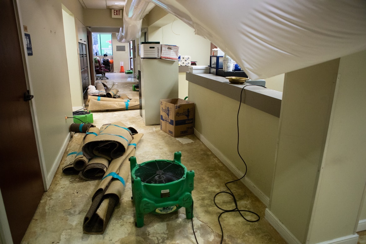 El agua causó daños en las oficinas de la iglesia. Foto por Bonnie Arbitier, cortesía de Rivard Report.