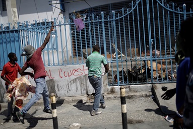 Protesters throw garbage at the entrance of the Immigration and Emigration Direction nel Moise, in the streets of Port-au-Prince, Haiti, October 28, 2019. REUTERS/Andres Martinez Casares. Protesters throw garbage at the entrance of the Immigration and Emigration Direction nel Moise, in the streets of Port-au-Prince, Haiti, October 28, 2019. REUTERS/Andres Martinez Casares.
