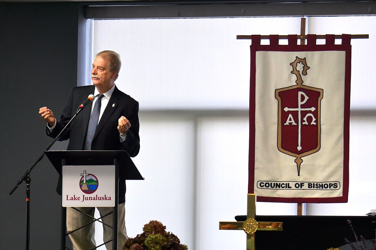 L’évêque Kenneth H. Carter, président du Conseil des évêques, discute des liens étroits entre les Méthodistes Unis dans son discours présidentiel lors de la rencontre des évêques à l'automne 2019 à Lake Junaluska, N.C. Il a les exhortés à adopter une attitude d'humilité. Photo de Heather Hahn, UM News. L’évêque Kenneth H. Carter, président du Conseil des évêques, discute des liens étroits entre les Méthodistes Unis dans son discours présidentiel lors de la rencontre des évêques à l'automne 2019 à Lake Junaluska, N.C. Il a les exhortés à adopter une attitude d'humilité. Photo de Heather Hahn, UM News.
