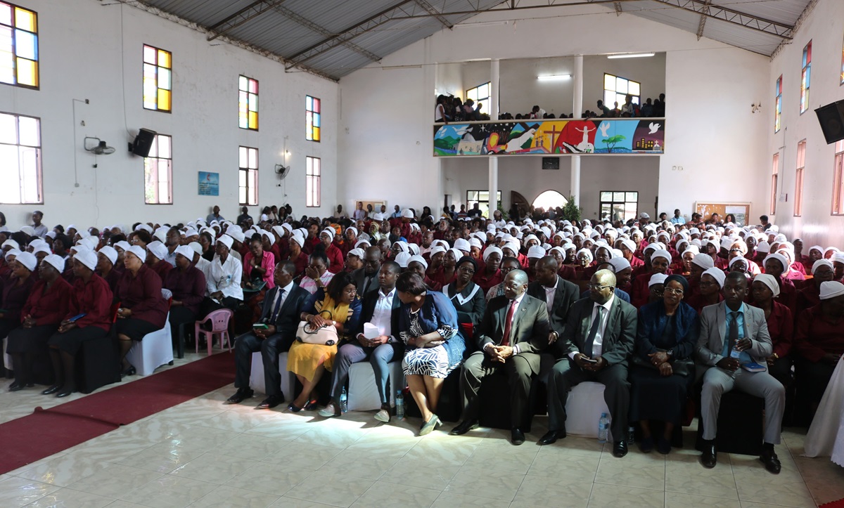 Fiéis da Metodista Unida durante o culto de encerramento da Conferência Distrital de Mulheres de Maputo Sul. Foto de Keith Leonel Sambo Fiéis da Metodista Unida durante o culto de encerramento da Conferência Distrital de Mulheres de Maputo Sul. Foto de Keith Leonel Sambo