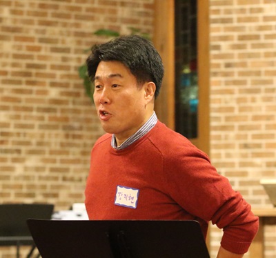 2019년 11월 4-6일 일리노이주 샴버그 살렘교회에서 열린 2019년 평화학교에서 평화위원회 회장인 장위현 목사가 참석자들에게 환영사를 하고 있다. 사진 김응선 목사, 연합감리교뉴스.