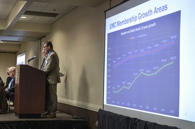 Kevin Dunn apresenta uma visão geral dos dados dos membros dos Metodistas Unidos dos EUA ao conselho do Conselho Geral de Finanças e Administração durante sua reunião de 15 de novembro em Nashville, Tennessee. Ele é o diretor de serviços de dados da agência. Entre os pontos positivos, ele apontou o crescimento da igreja em membros hispânicos e multirraciais. Foto de Kathleen Barry, Notícias MU.