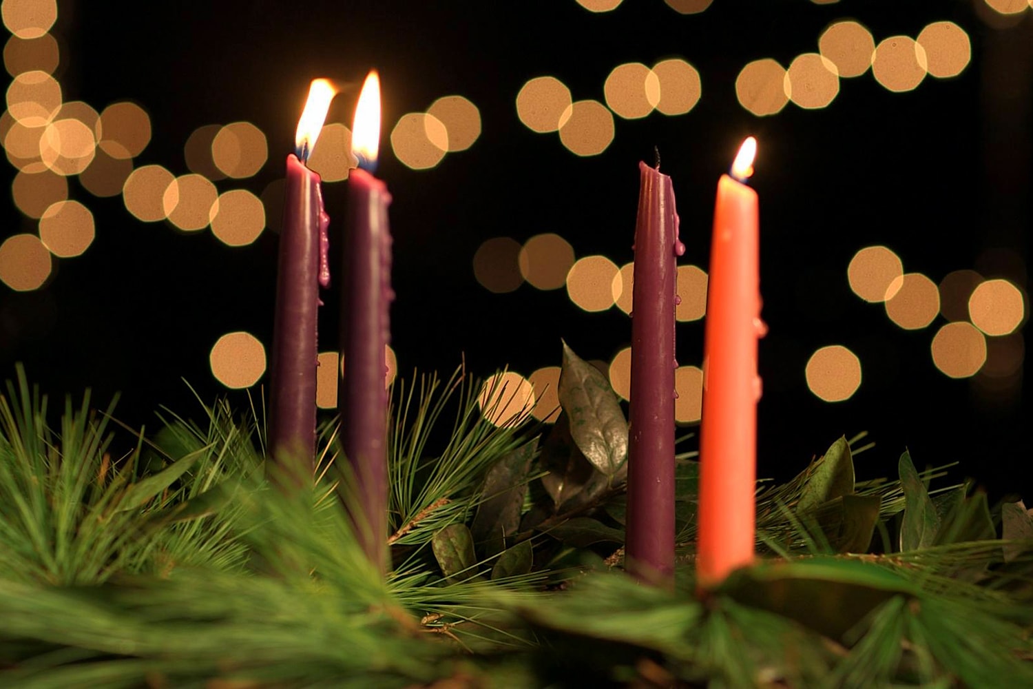 대강절 화환(Advent wreath)에 촛불 세 개의 촛불이 켜져 있다. 사진, 케이틀린 베리, 연합감리교뉴스.