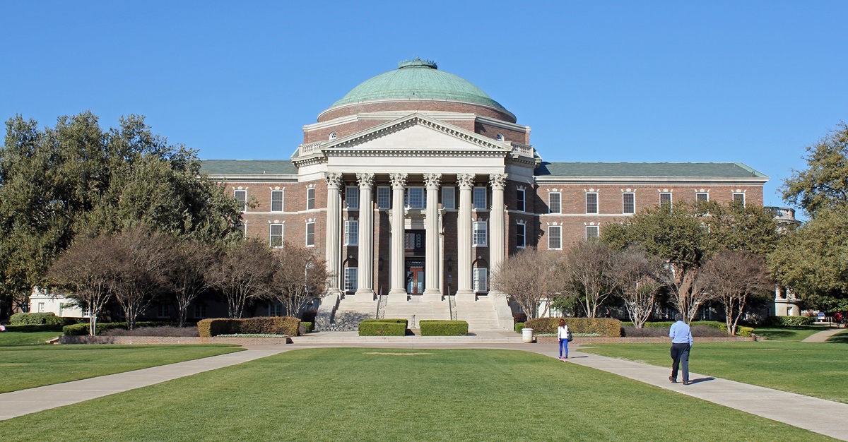 A Southern Methodist University, em Dallas, mudou recentemente o Estatuto Social e agora enfrenta uma ação movida pela Conferência Jurisdicional da Região Centro-Sul da Igreja Metodista Unida. A disputa envolve o grau de controle metodista unido da escola e ocorre quando a denominação enfrenta um futuro incerto. Foto cedida por Wikimedia Commons, Creative Commons. A Southern Methodist University, em Dallas, mudou recentemente o Estatuto Social e agora enfrenta uma ação movida pela Conferência Jurisdicional da Região Centro-Sul da Igreja Metodista Unida. A disputa envolve o grau de controle metodista unido da escola e ocorre quando a denominação enfrenta um futuro incerto. Foto cedida por Wikimedia Commons, Creative Commons.