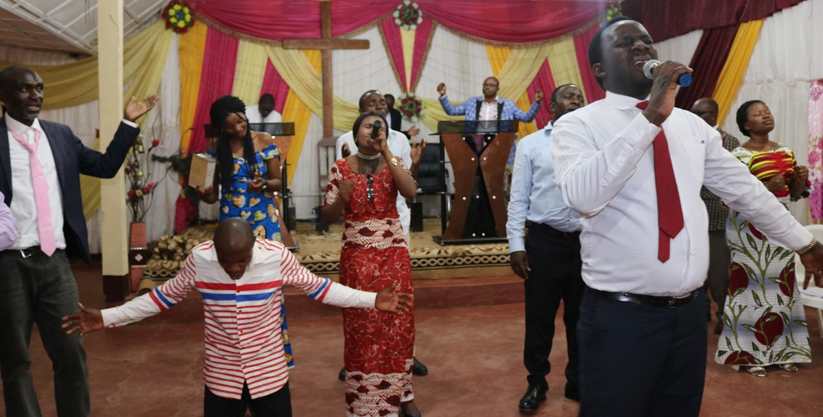 Des jeunes Congolais, y compris des Méthodistes Unis, prient pour la paix, lors d'un rassemblement œcuménique de l'Église du Christ à Bukavu (RDC). Photo de Philippe Kituka Lolonga, UM News. Des jeunes Congolais, y compris des Méthodistes Unis, prient pour la paix, lors d'un rassemblement œcuménique de l'Église du Christ à Bukavu (RDC). Photo de Philippe Kituka Lolonga, UM News.