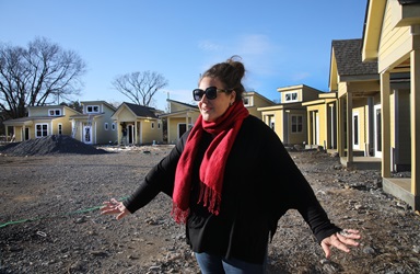 A Revda. Ingrid McIntyre conta a história da comunidade de microempresas para cuidados com moradores de rua em construção na Igreja Metodista Unida de Glencliff, em Nashville, Tennessee. Foto de Kathleen Barry, Notícias MU.