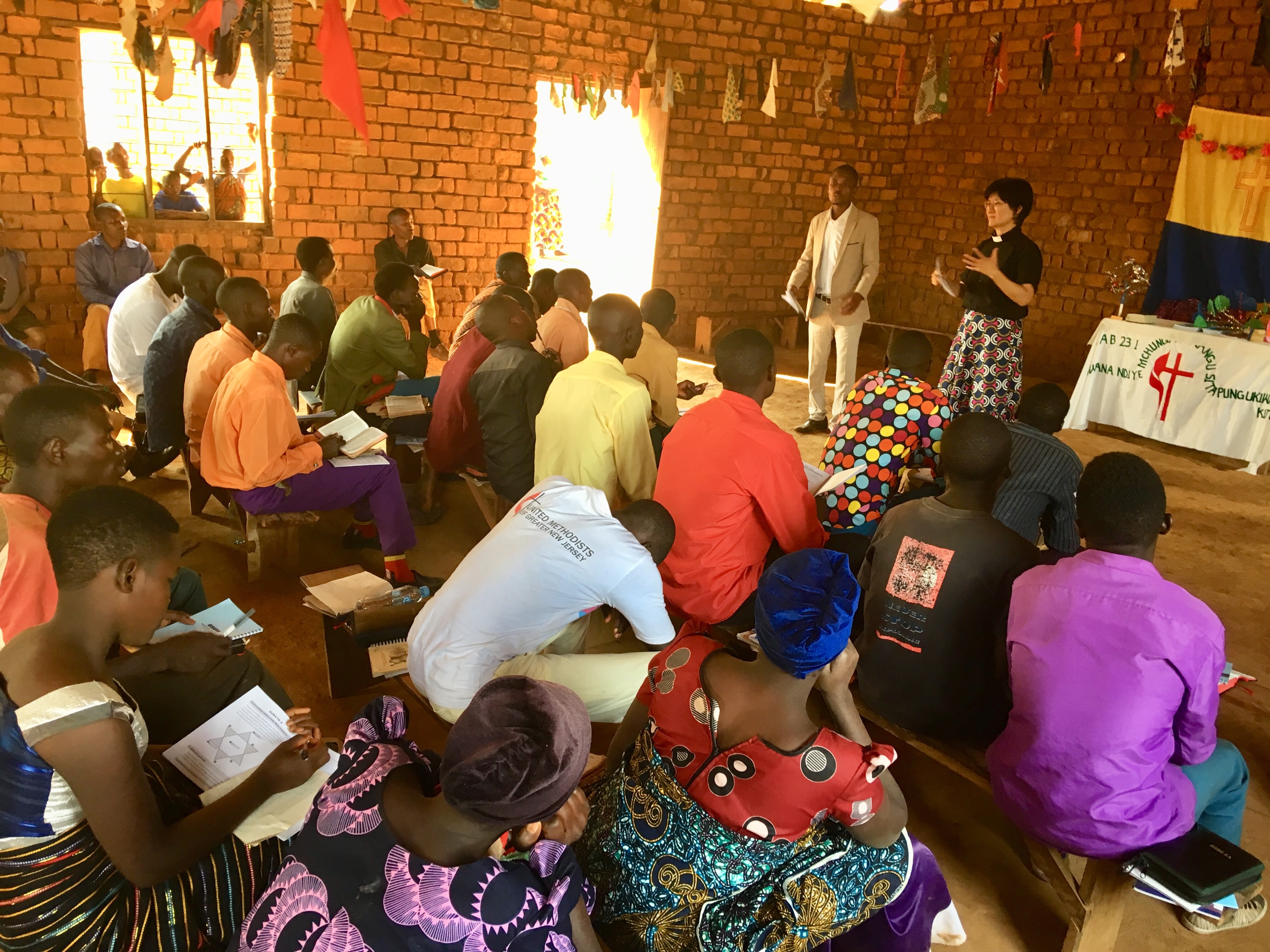 김영선 목사가 제자훈련사역의 하나인 청년 리더들을 교육하고 있는 모습. 사진 제공, 김영선 목사.