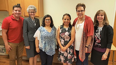 De derecha a izquierda vemos al Rev. Dawn Taylor-Storm, la Revda. Molly Dee Rounsley, Revda. Evodia Villalvia, Revda. Luky Cotto, la Obispa Peggy Johnson, quien escribió sobre la terrible experiencia de Isabella en su Blog ("Via Dolorosa"), y Luis Castillo, un traductor. Foto por John Coleman. De derecha a izquierda vemos al Rev. Dawn Taylor-Storm, la Revda. Molly Dee Rounsley, Revda. Evodia Villalvia, Revda. Luky Cotto, la Obispa Peggy Johnson, quien escribió sobre la terrible experiencia de Isabella en su Blog ("Via Dolorosa"), y Luis Castillo, un traductor. Foto por John Coleman.