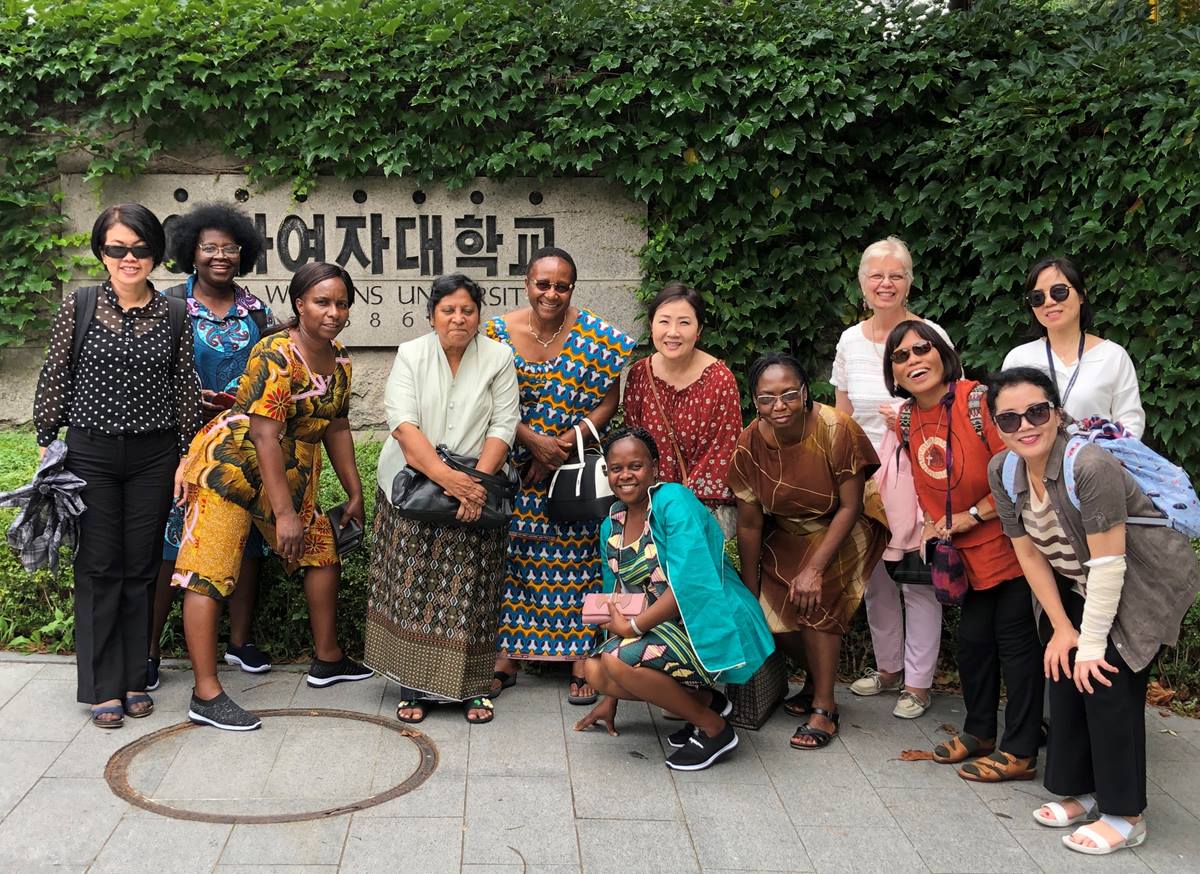 아프리카와 아시아 여성 신학자 컨퍼런스 참가자들은 서울의 이화여자대학교를 방문했다. 이 학교는 감리교 선교사인 메리 스크랜튼에 의해 1886년 설립되었다. (왼쪽부터 일레인 고, 엘비라 모이세스, 메모리 치코시, 룻 다니엘, 비유티 마엔자니스, 박희로, 마아라잇조 무탐바라, 캐시 아미스테드, 엘리자베스 타피아, 유연희. 전면 :헬레나 구이디오네, 이현주) 사진 김응선 목사, 연합감리교뉴스.