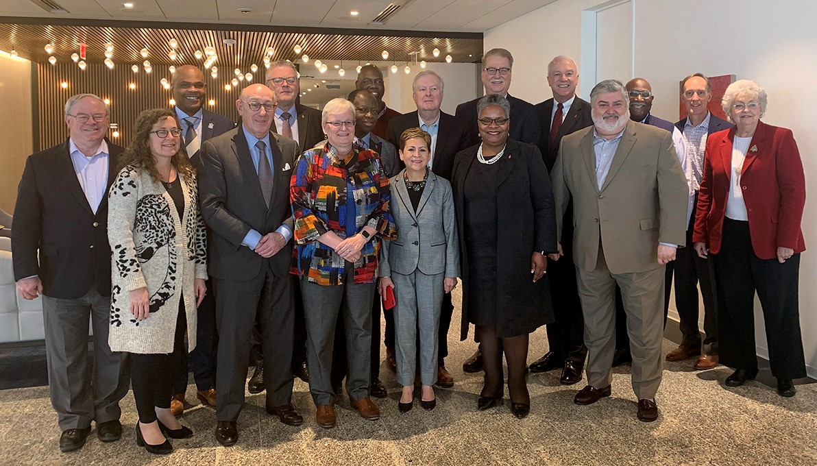 전 세계 연합감리교회의 다양한 그룹들의 구성원으로 조직된 비공식 단체인 중재 팀이 워싱턴 모임에서 합의서에 서명 후 한 자리에 모였다. 사진 제공, 중재 팀. 전 세계 연합감리교회의 다양한 그룹들의 구성원으로 조직된 비공식 단체인 중재 팀이 워싱턴 모임에서 합의서에 서명 후 한 자리에 모였다. 사진 제공, 중재 팀.