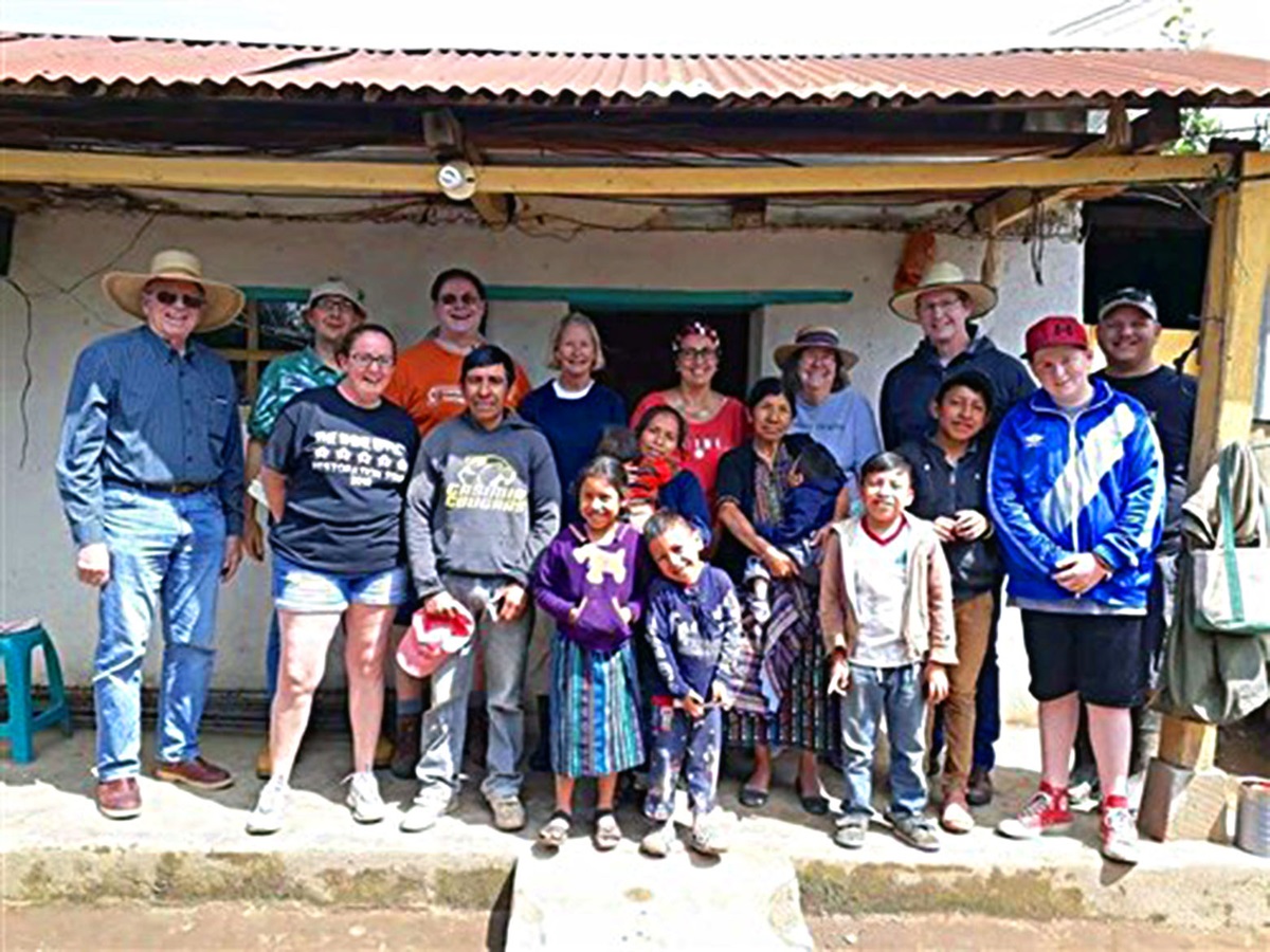 Este año, TUMC se asoció con la Iglesia Metodista Unida Tallahassee Heights para ayudar a construir la casa de Gustavo y su familia. Foto cortesía de la Conferencia Anual de Florida. Este año, TUMC se asoció con la Iglesia Metodista Unida Tallahassee Heights para ayudar a construir la casa de Gustavo y su familia. Foto cortesía de la Conferencia Anual de Florida.