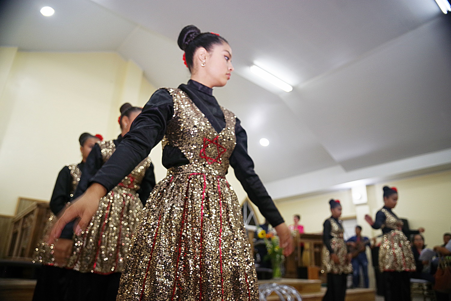 El grupo de danza de la Iglesia Metodista Unida de Talanga, participó en las alabanzas durante al culto inaugural. Foto Rev. Gustavo Vasquez, Noticias MU. 