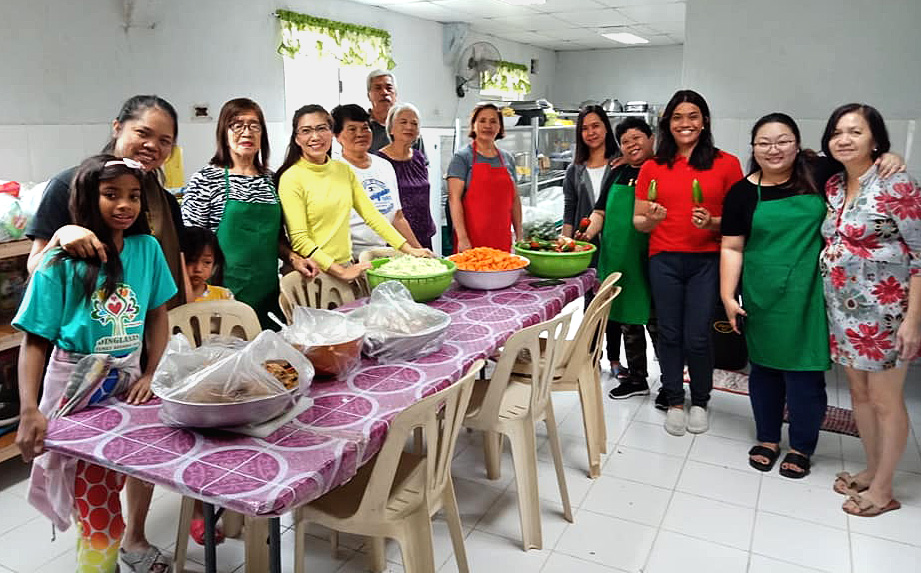A group from the Kusina ng Taal (“Kitchen of Taal” ministry) of Tagaytay United Methodist Church provides cooked food for evacuees in Guinhawa, Tagaytay City, Philippines. The Taal volcano eruption Jan. 12 on Luzon Island forced more than 68,000 families to evacuate. Photo courtesy of the Rev. John Manalo.