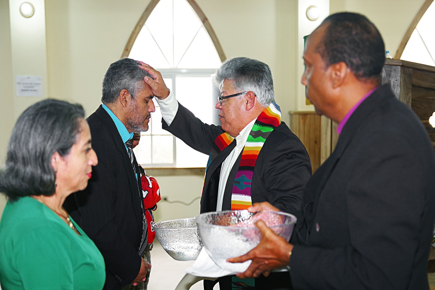 El Obispo Alvin Moses Benguche (derecha) de la Iglesia Metodista del Caribe y las Américas (MCCA por sus siglas en inglés), y el Rev. José Roberto Peña, Superintendente de la Misión Metodista Unida en Honduras, lidera la renovación del pacto bautismal en el culto de clausura. Foto Rev. Gustavo Vasquez, Noticias MU.