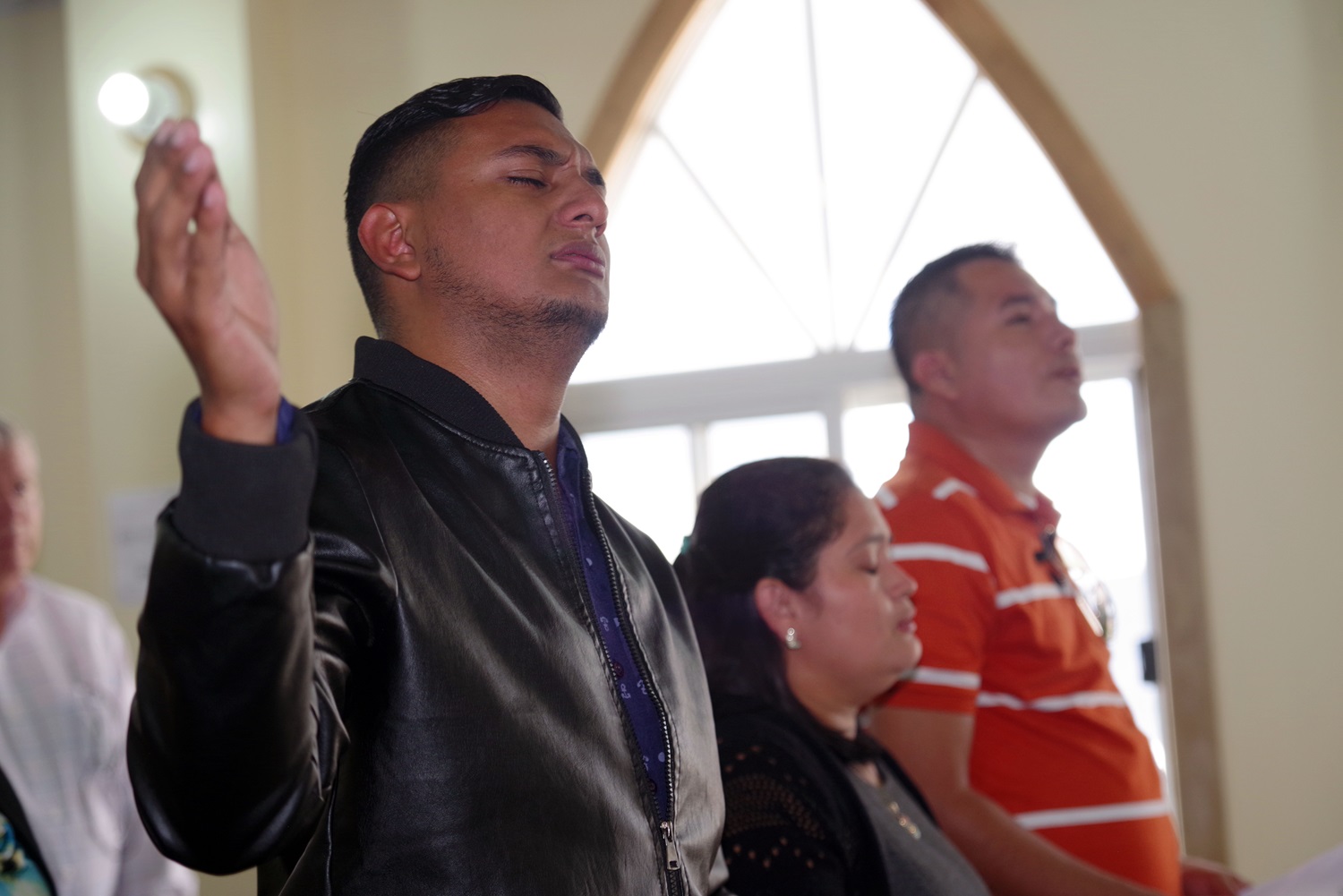 Lideres clericales y laicos/as de la misión, renovaron su compromiso de servicio a la iglesia, durante el momento de los nombramientos y asignaciones pastorales en el culto de clausura. Foto Rev. Gustavo Vasquez, Noticias MU.