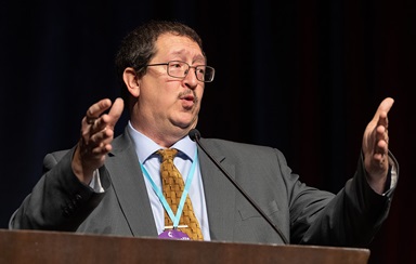 El Rev. Gary Graves se dirige a los/as asistentes a la reunión preparatoria para la Conferencia General de 2020, celebrada en Nashville, Tennessee. Graves participó en la reunión que discutió el procedimiento de recepción de las legislaciones de los planes que sean recibidos de manera tardía, así como los procesos para lidiar con las dificultades para obtener la visa estadounidense  que pudieran tener algunos/as delegados/as. Foto de Mike DuBose, Noticias MU. El Rev. Gary Graves se dirige a los/as asistentes a la reunión preparatoria para la Conferencia General de 2020, celebrada en Nashville, Tennessee. Graves participó en la reunión que discutió el procedimiento de recepción de las legislaciones de los planes que sean recibidos de manera tardía, así como los procesos para lidiar con las dificultades para obtener la visa estadounidense  que pudieran tener algunos/as delegados/as. Foto de Mike DuBose, Noticias MU.