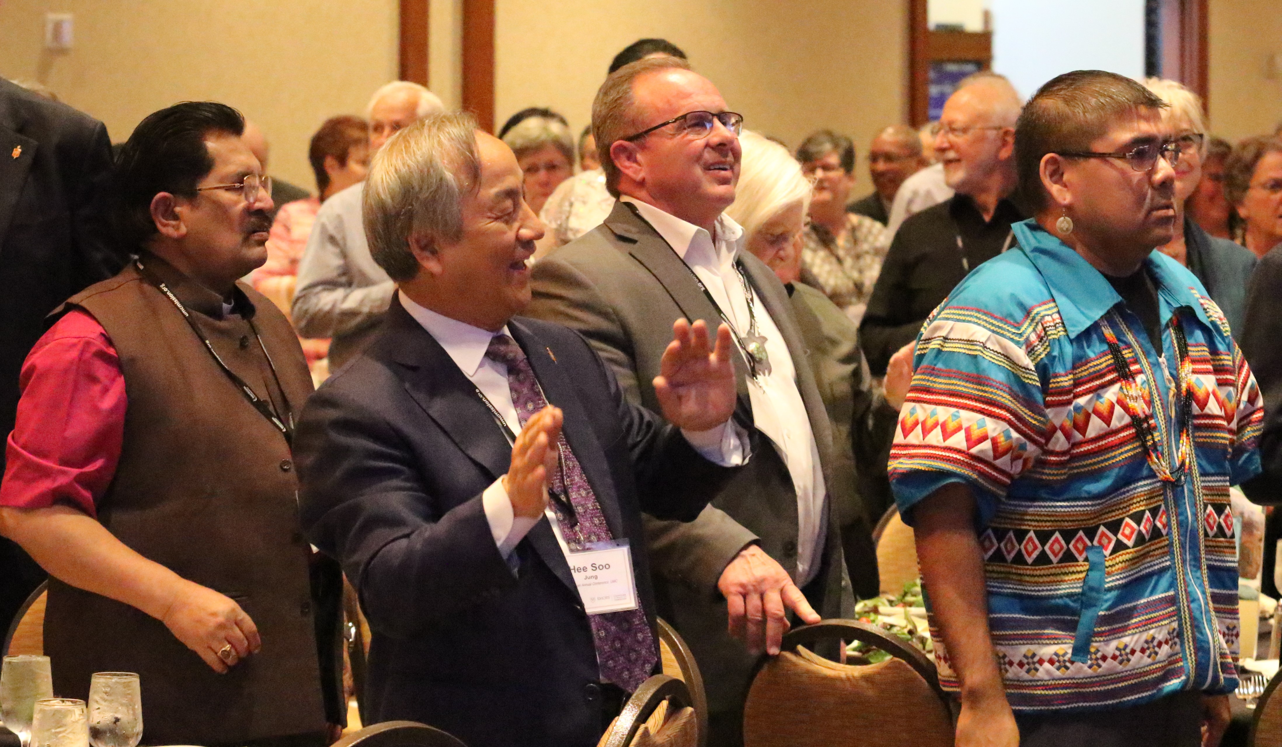 정희수 감독이 2019년 4월 애틀란타에 소재한 에모리대학교 컨퍼런스센터에서 열린 감리교 세계선교 200주년 기념행사에서 참석자들과 함께 찬양을 하고 있다. 사진 김응선 목사, 연합감리교뉴스.