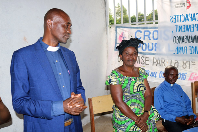 Le Révérend Kabaiza Hatari, Surintendant du district de Fizi, et son épouse, Bukuru Hatari, encouragent les femmes qui suivent des cours dans un nouveau centre de formation professionnelle géré par les Méthodistes Unis à Fizi, au Congo. Plus de 100 femmes et 50 jeunes suivent actuellement une formation hebdomadaire dans ce centre. Photo de Philippe Kituka Lolonga, UM News.