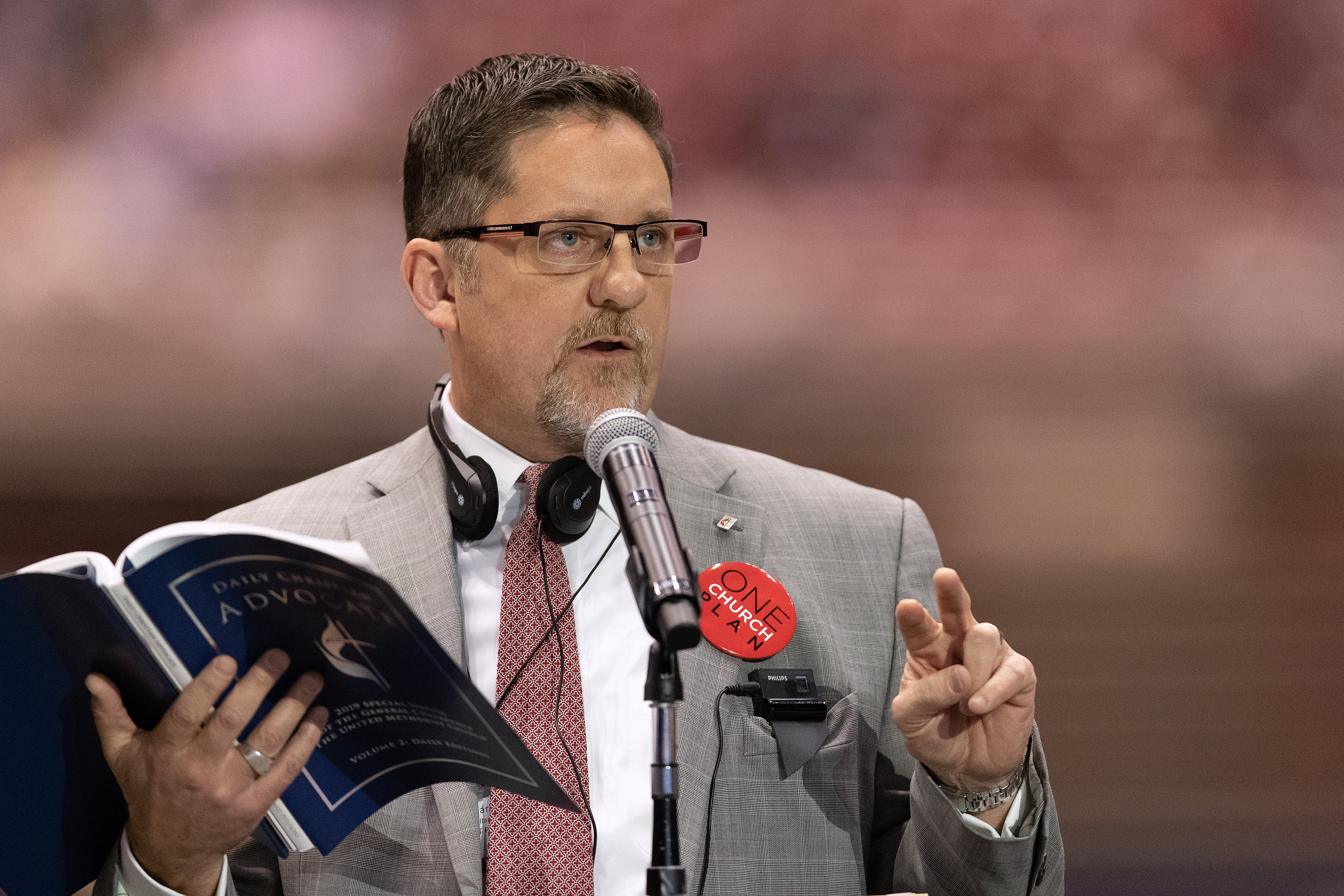 마크 홀랜드 목사가 2019년 특별총회 중 발언하고 있는 모습. 사진, 마이크 두보스, 연합감리교회뉴스.