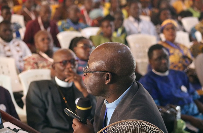 El Rev. Jerry Kulah presenta una resolución que pide cambios al “Protocolo de Reconciliación y Gracia a través de la Separación” durante la Conferencia Anual de Liberia a mediados de febrero. La Iniciativa de África, un grupo conservador y tradicionalista donde Kulah es el coordinador general, anunció el 27 de febrero que respalda la legislación del protocolo. Foto de archivo de E Julu Swen, Noticias MU. El Rev. Jerry Kulah presenta una resolución que pide cambios al “Protocolo de Reconciliación y Gracia a través de la Separación” durante la Conferencia Anual de Liberia a mediados de febrero. La Iniciativa de África, un grupo conservador y tradicionalista donde Kulah es el coordinador general, anunció el 27 de febrero que respalda la legislación del protocolo. Foto de archivo de E Julu Swen, Noticias MU.